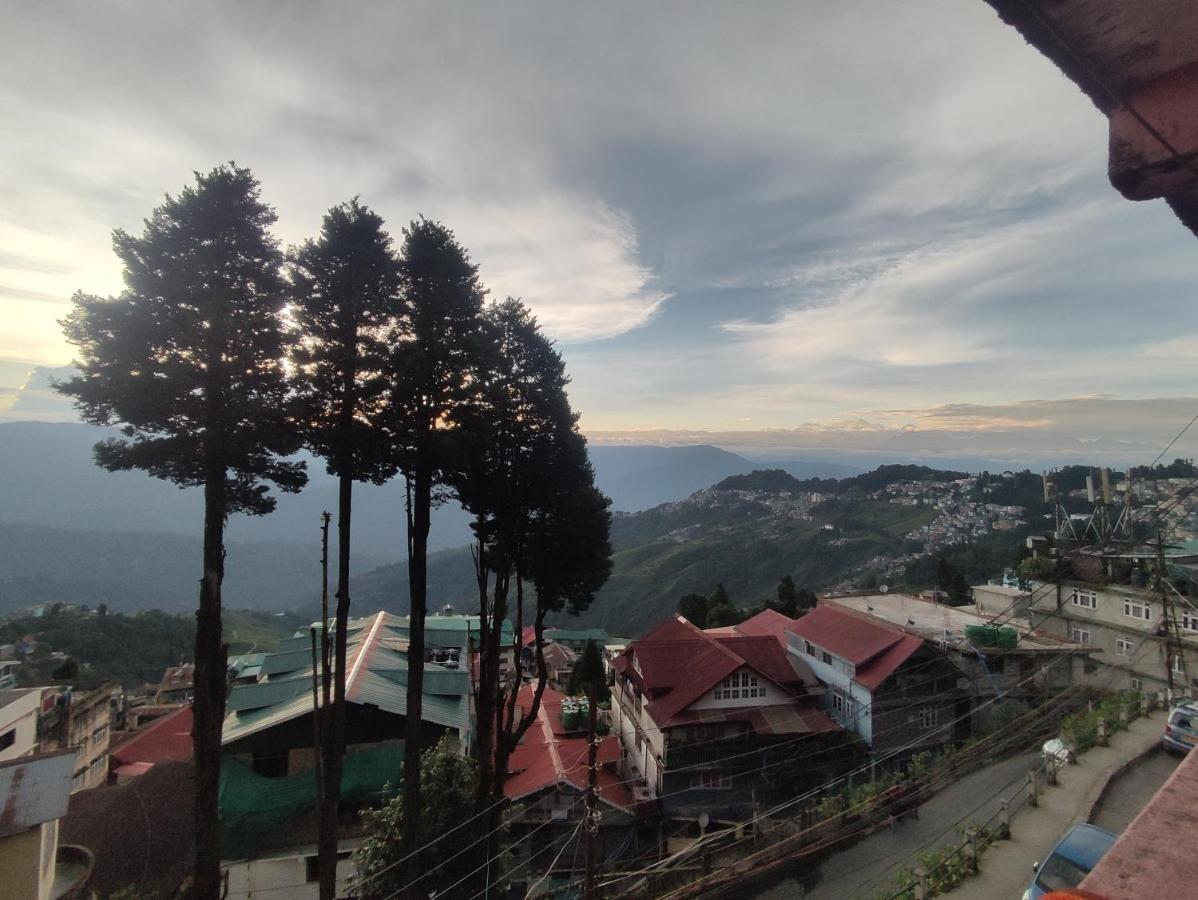 Wind Home Darjeeling- Budget Hotel Near Mall ดาร์จีลิง ภายนอก รูปภาพ
